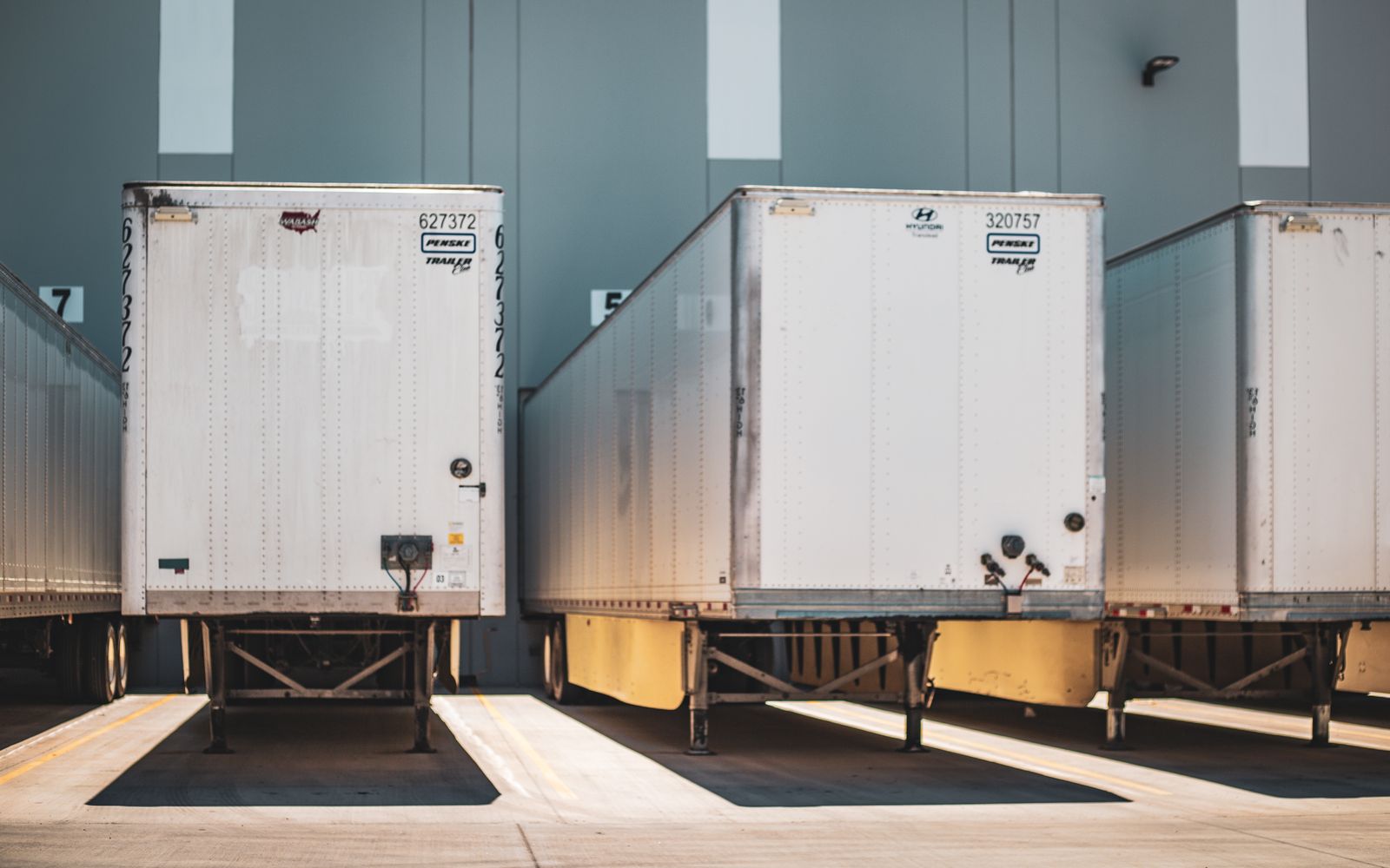 Remorques réelles alignées dans une plateforme logistique