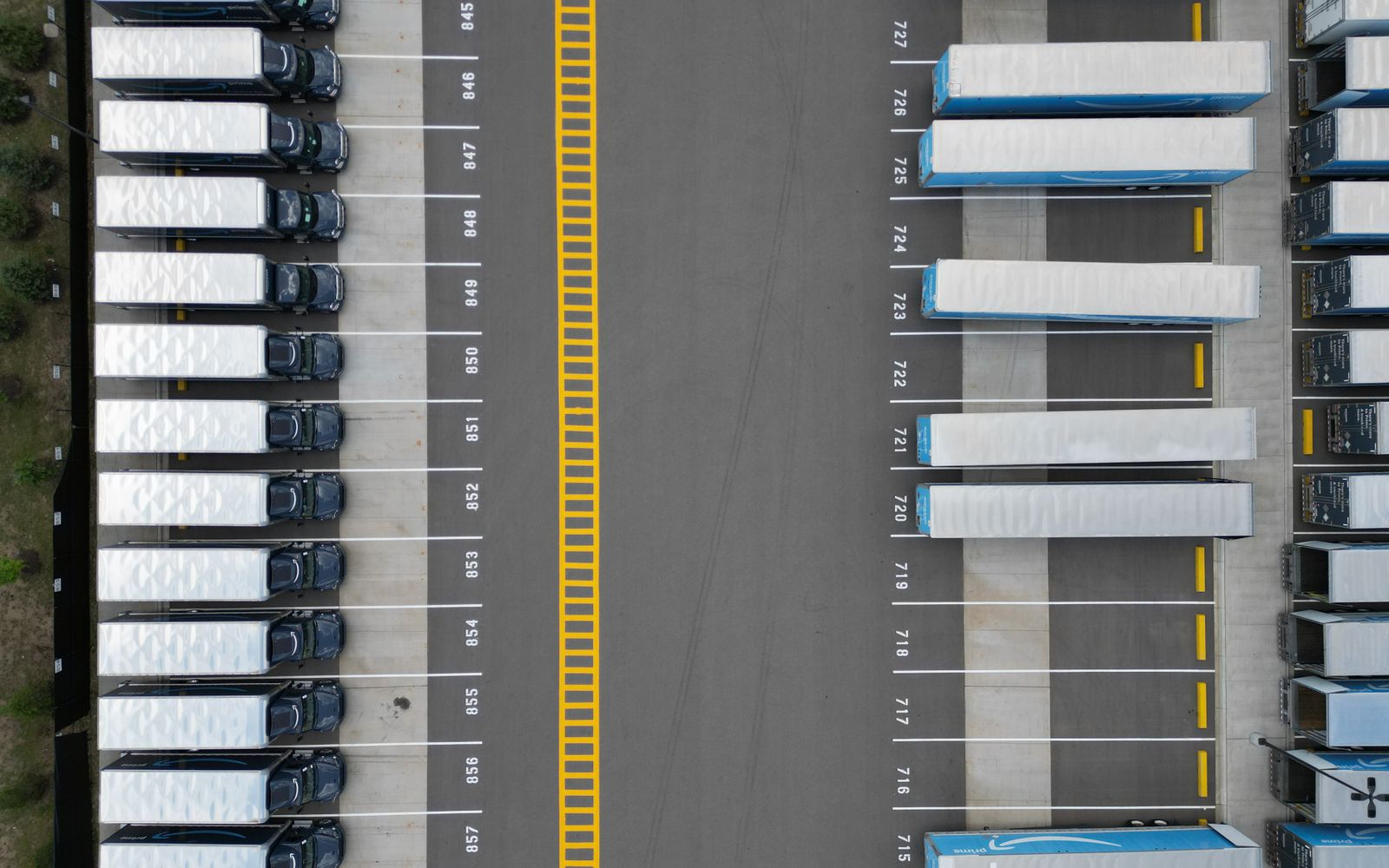Vue aérienne réelle d’un parc de camions logistiques