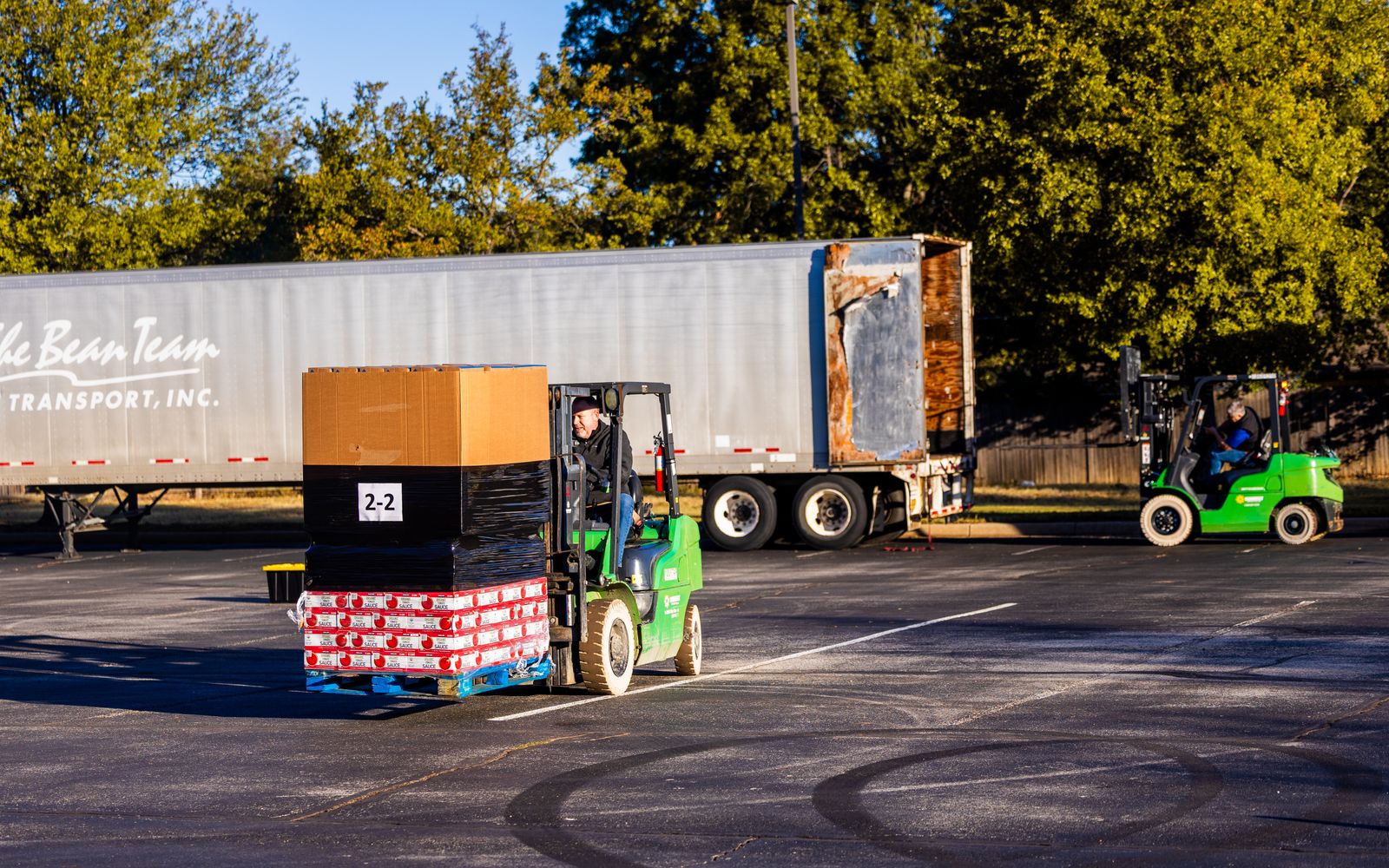Chariot élévateur chargeant des palettes dans un camion
